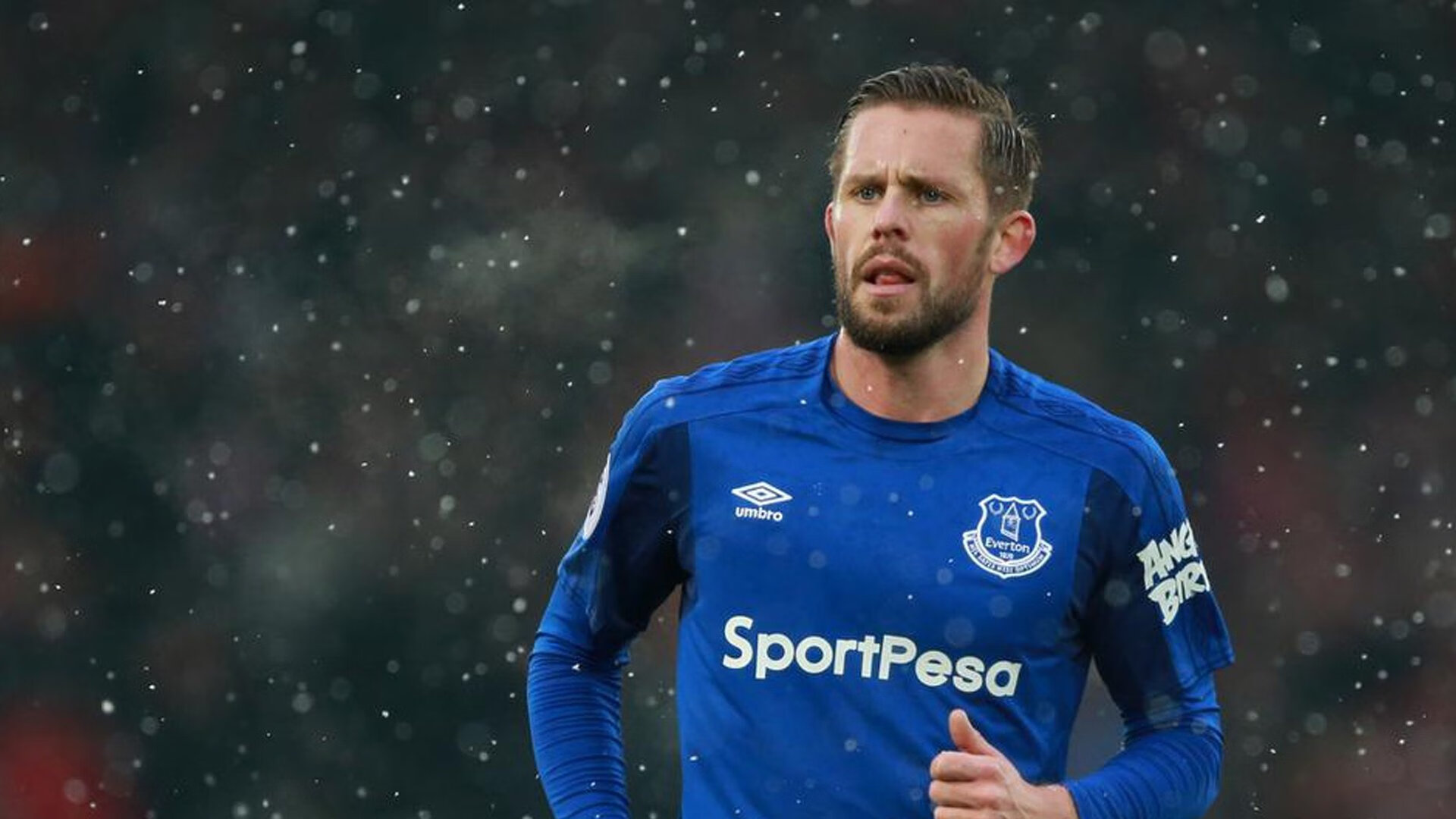 勒沃库森快节奏控球切入禁区制造机会，勒沃库森首发